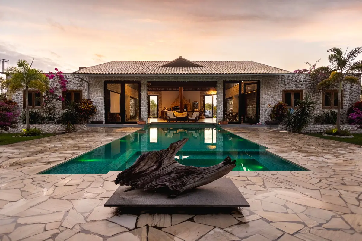 Piscina ao entardecer